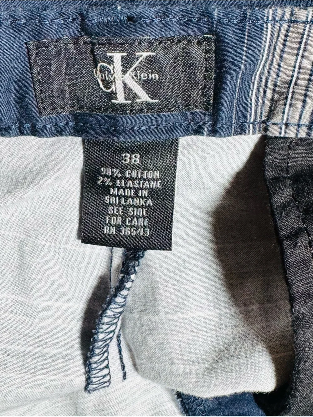 Calvin Klein Men's Navy Striped Flat Front Casual Shorts. Size 38